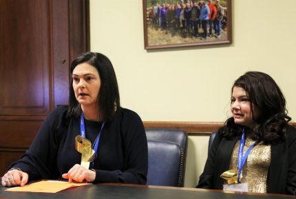 ACS CAN Wisconsin volunteer Mariah Forster Olson (right) and ACS CAN Idaho volunteer Shea Neely meet with lawmakers during Childhood Cancer Action Days. 